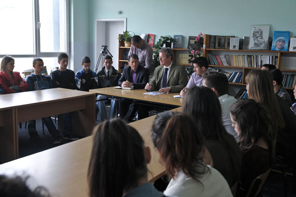 EULEX Head visits Kosovo high school